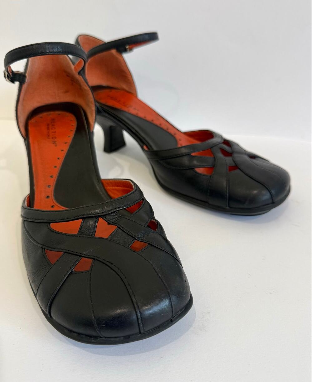 Kenneth Cole Reaction Y2K Black Cutout Strappy Pumps Peekaboo Kitten Heel Size 8
